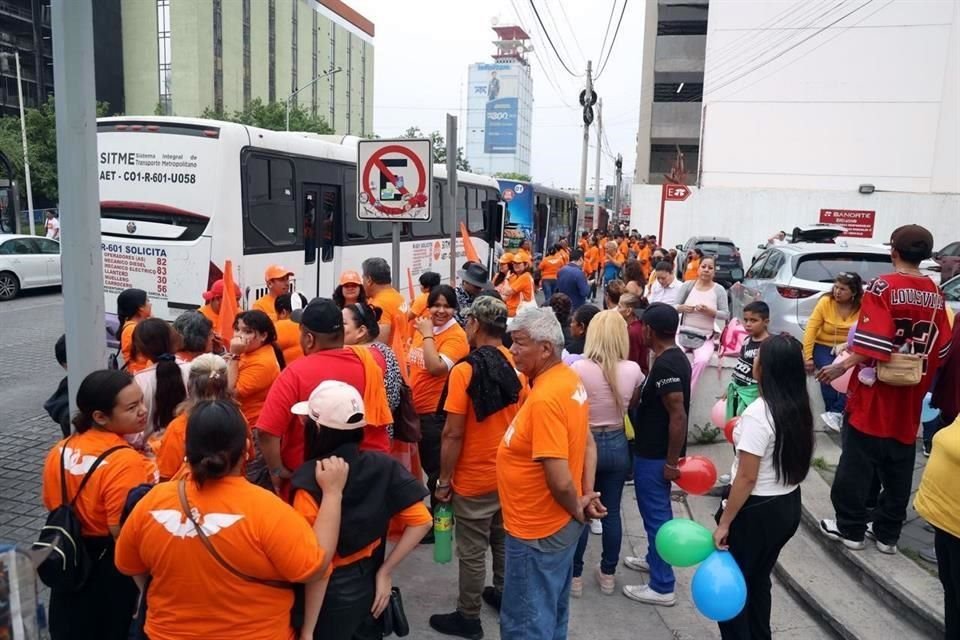 Decenas de autobuses llegaron desde diferentes partes de la Ciudad y se estacionaron en calles del Centro.