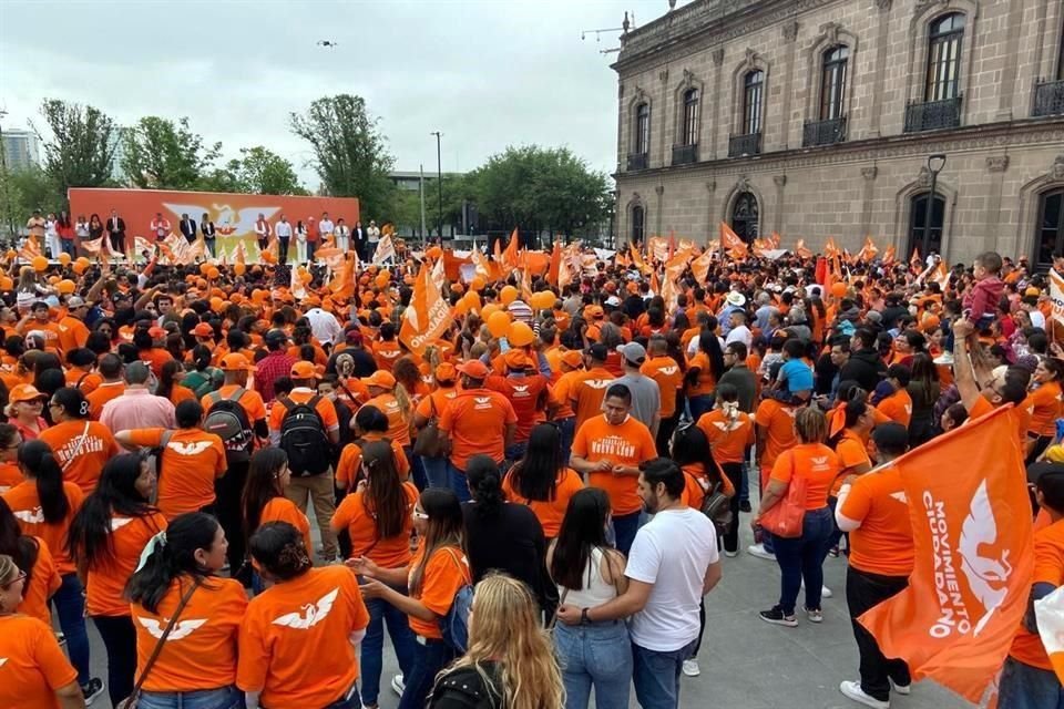 En el evento se repartieron cientos de camisetas naranjas, banderas y más artículos promocionales de Movimiento Ciudadano.