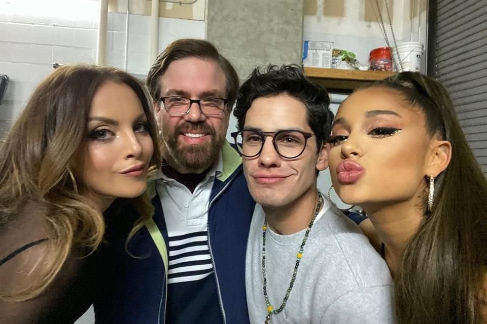 Dan Schneider (centro izquierda) fue acusado de sexualizar en varias ocasiones a Ariana Grande, quien formó parte del elenco de 'Victorious'.