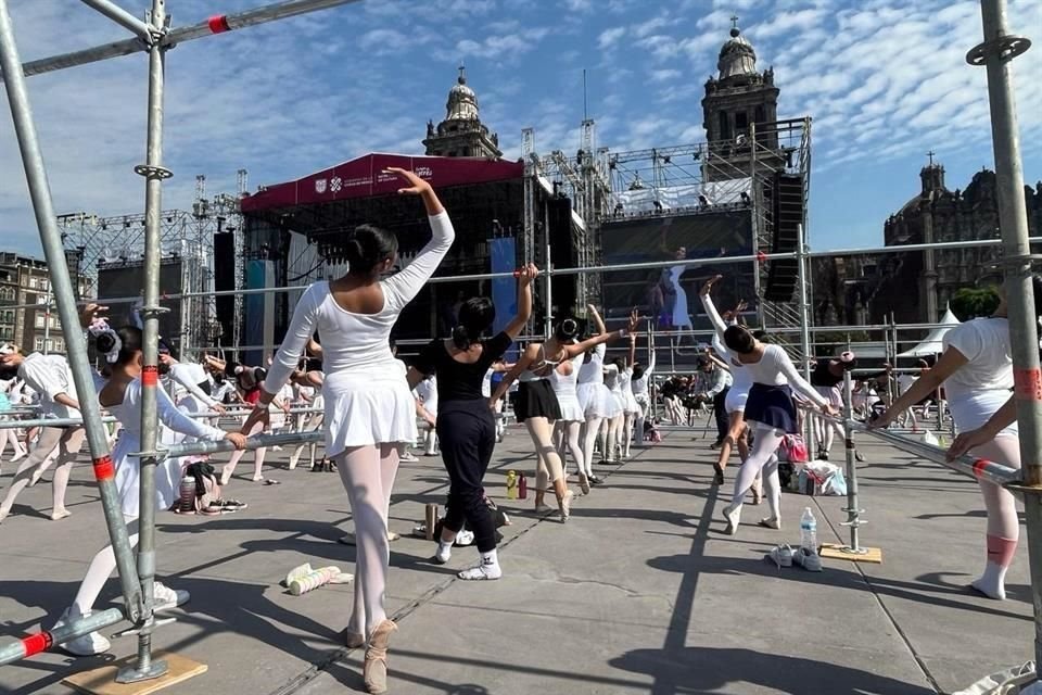 Miles de niñas, niños, jóvenes y adultos tomaron una clase masiva de ballet en la Plaza de la Constitución, como parte del Festival por la Igualdad, Tiempo de Mujeres.