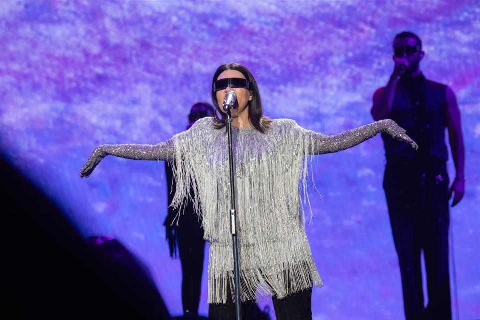 Laura Pausini hizo un repaso por sus 30 años de carrera en su presentación en la Arena Ciudad de México frente a 12 mil fans.