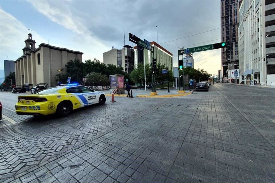 El Municipio de Monterrey cerró el paso por Zaragoza, a la altura de Washington.