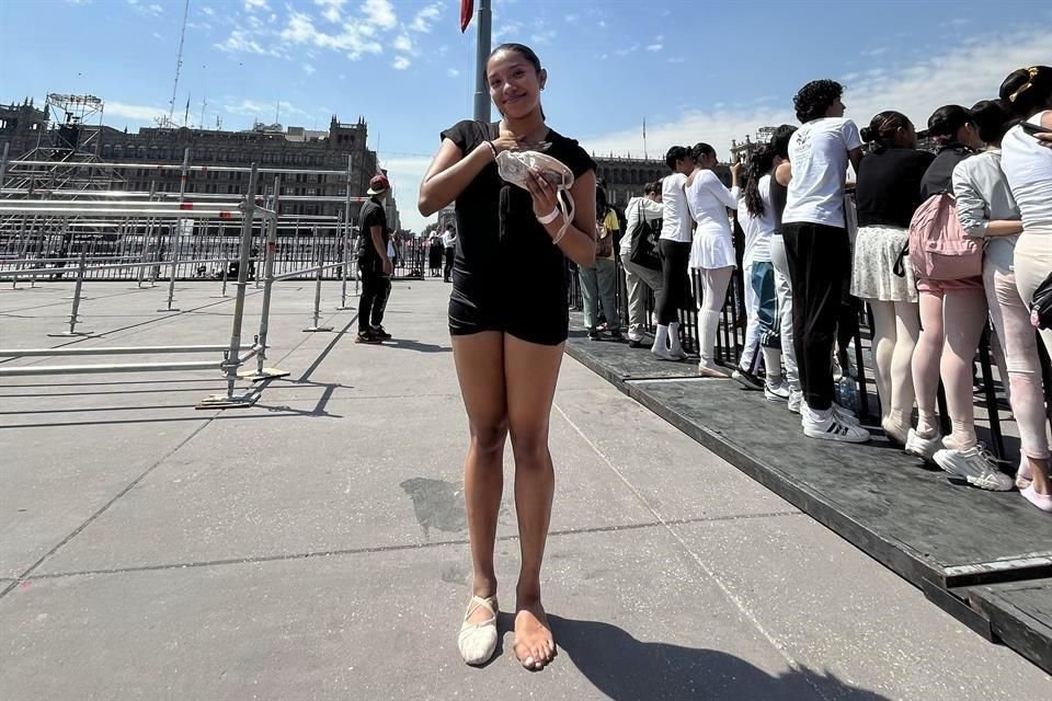 Melanie Martínez, quien tiene 13 años bailando, partió del Zócalo presumiendo como un trofeo la zapatilla que la bailarina le firmó.