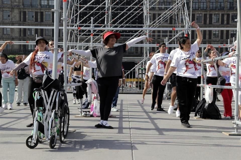 Soledad Cortés (de gorro rojo) dejó a un lado su silla de ruedas y se aventuró a seguir la clase. 'No puedo hacer puntas, pero hay muchas cosas que sí puedo hacer', dijo.