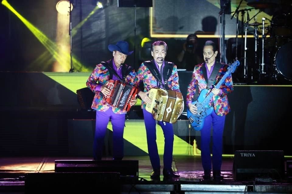 Por primera vez quisieron despedirse a las 22:24 horas, después de cantar 'América', pero la gente pidió más.