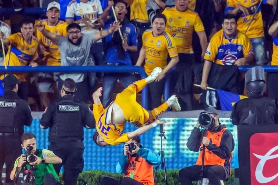 Marcelo Flores celebra de manera vistosa el primer gol que le marcó al Mazatlán.