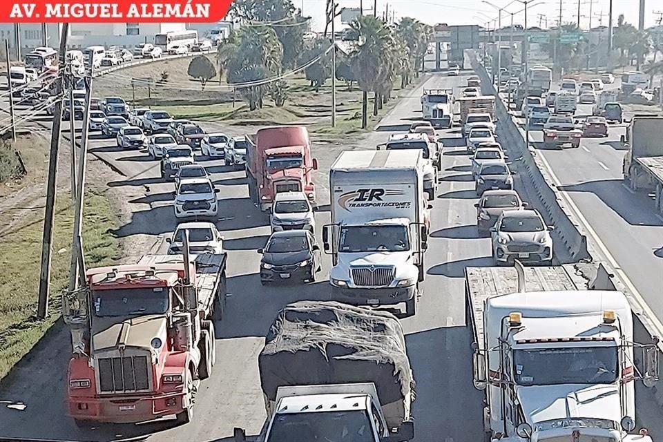 El aumento en la población en el área de Apodaca y Pesquería provoca largas filas de vehículos en la Av. Miguel Alemán.