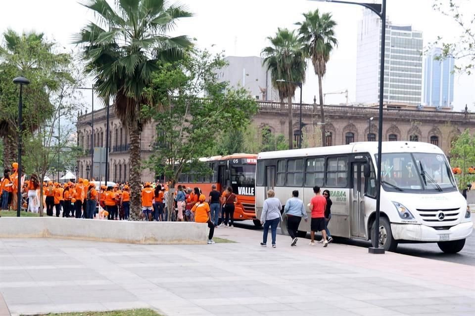 Simpatizantes de Mariana Rodríguez llegaron desde distintos puntos de la Ciudad en camiones.