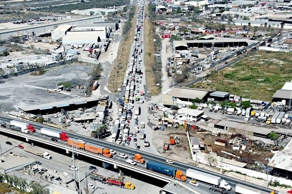 Tráileres que buscan evitar el Libramiento Noreste afectan la Carretera a Monclova.