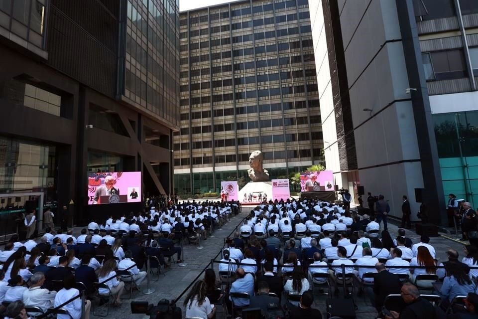La conmemoración de la expropiación petrolera se llevó a cabo en los patios de la Torre de Pemex.