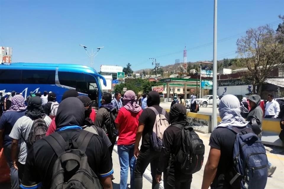 La protesta se realiza a la altura del Parador de Marqués, cerca de Chilpancingo, Guerrero.