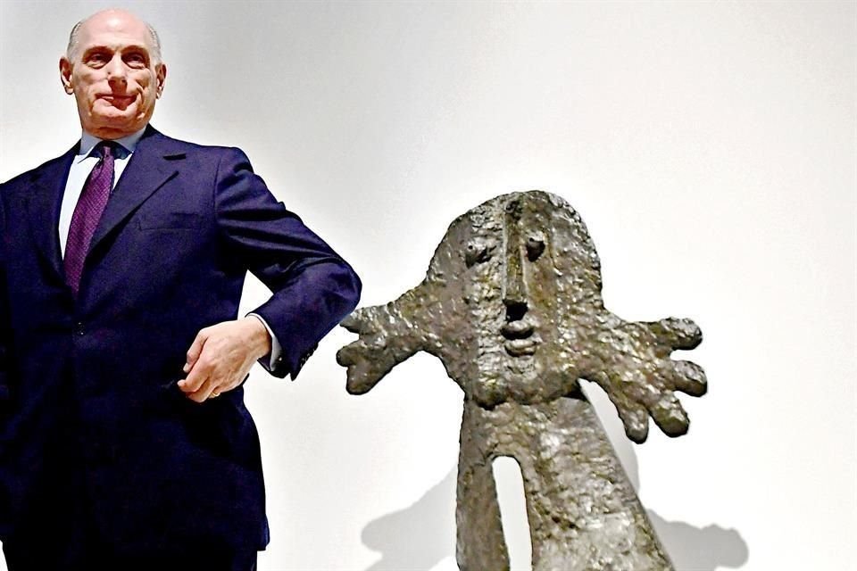 Bernard Ruiz-Picasso, nieto del pintor andaluz, posa junto a la escultura en bronce 'Niño' (1960).