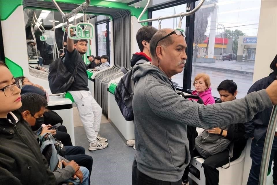 El tren eléctrico de baterías DRT comenzó ayer pruebas con pasajeros en la Ecovía, en tramo Lincoln-Mitras.