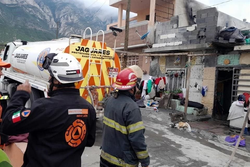 El fuego inició en el domicilio ubicado en José Mariano Robles 444, en la Colonia Balcones de Santa Catarina.