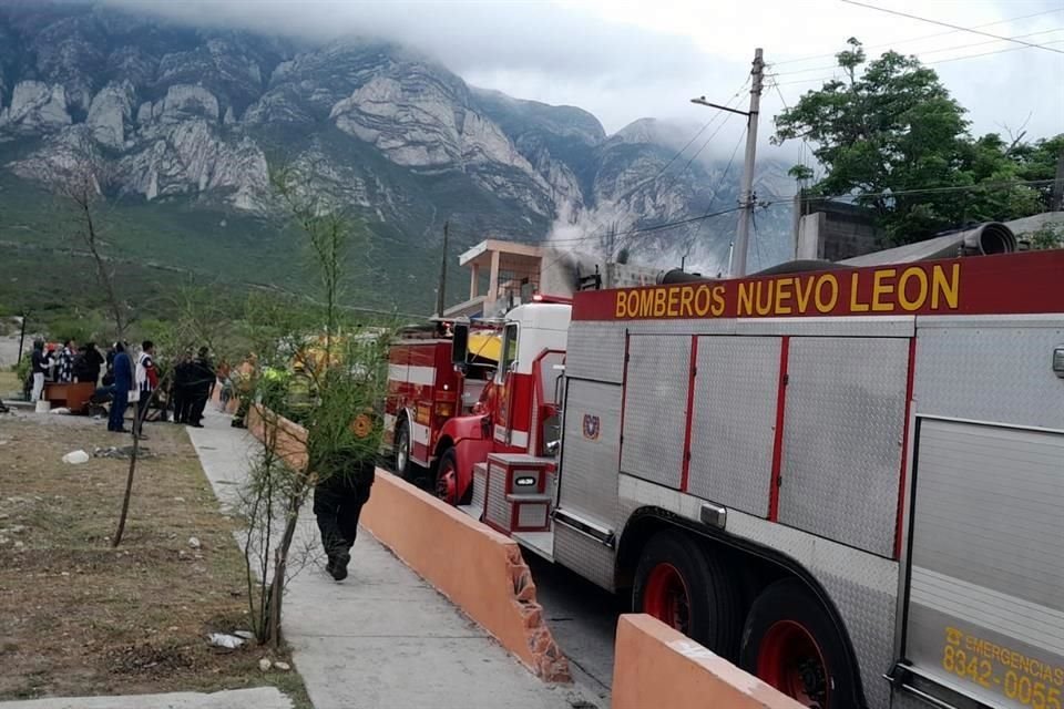 Por un lapso aproximado de media hora el personal de rescate trabajó para apagar el fuego.