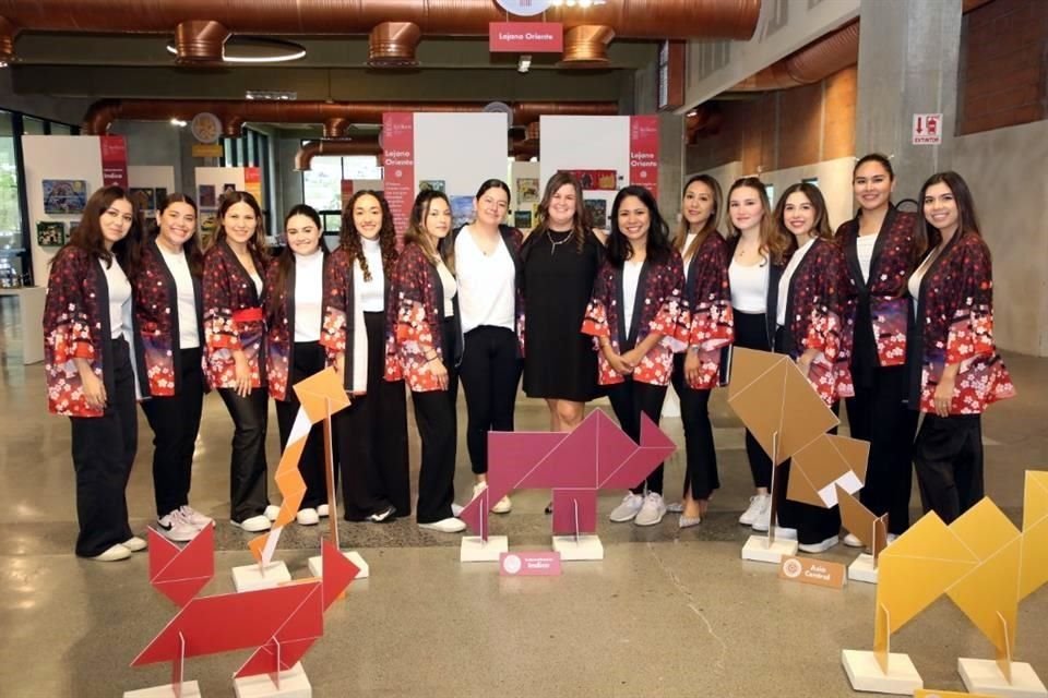 Magdalena Mijares con su equipo de Una Ventana al Mundo