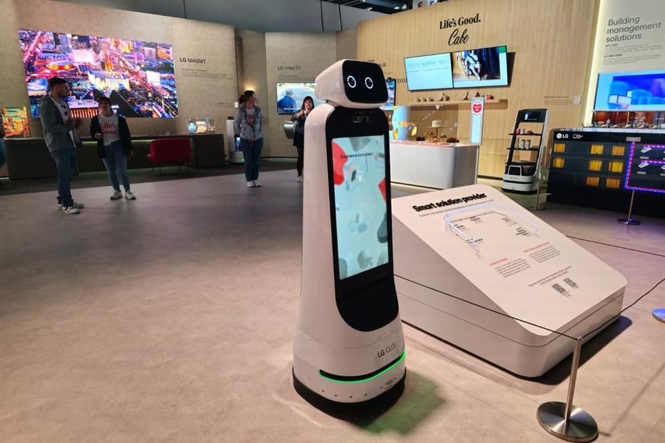 LG ha pavimentado su camino de IA con el desarrollo de robots como LG CLOi para el servicio al cliente.