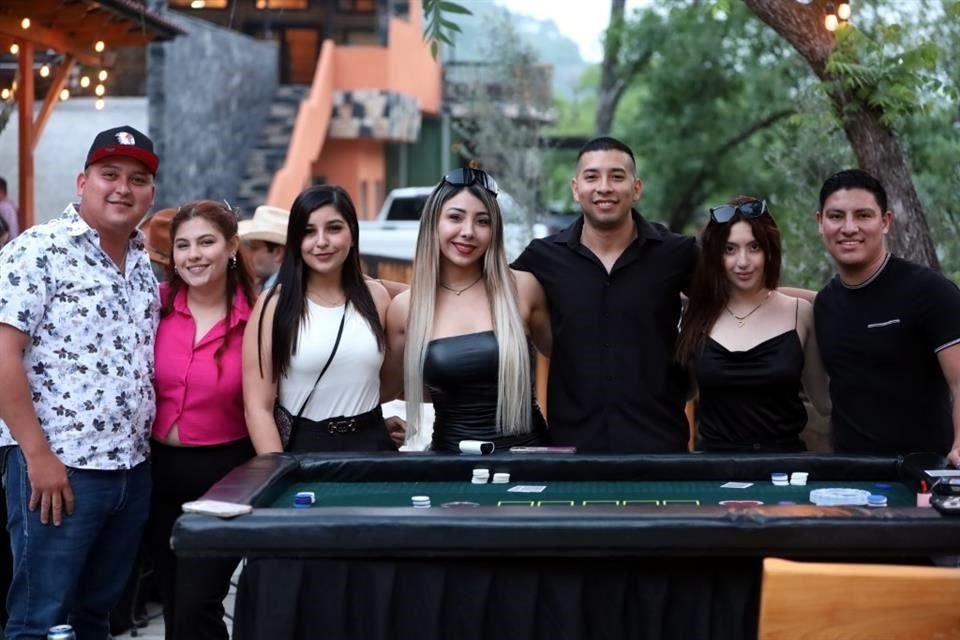 Alejandro Cerda, Naida Montes, Andrea Ríos, Stephanie Pardo, René Tijerina, Cristina Gallardo y Andrés Martínez