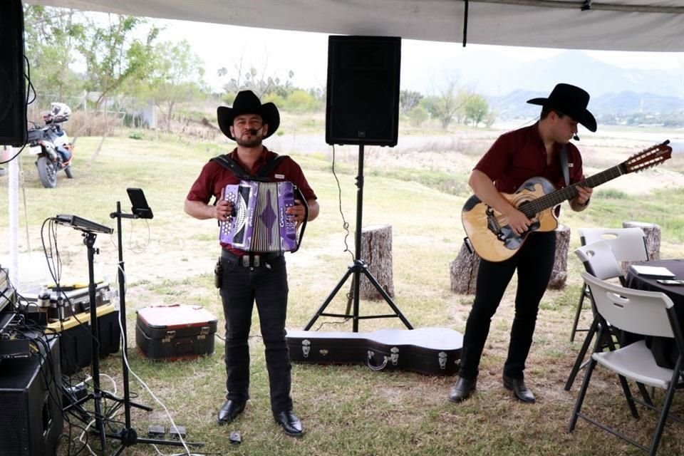 Un dueto amenizó la tarde con su música