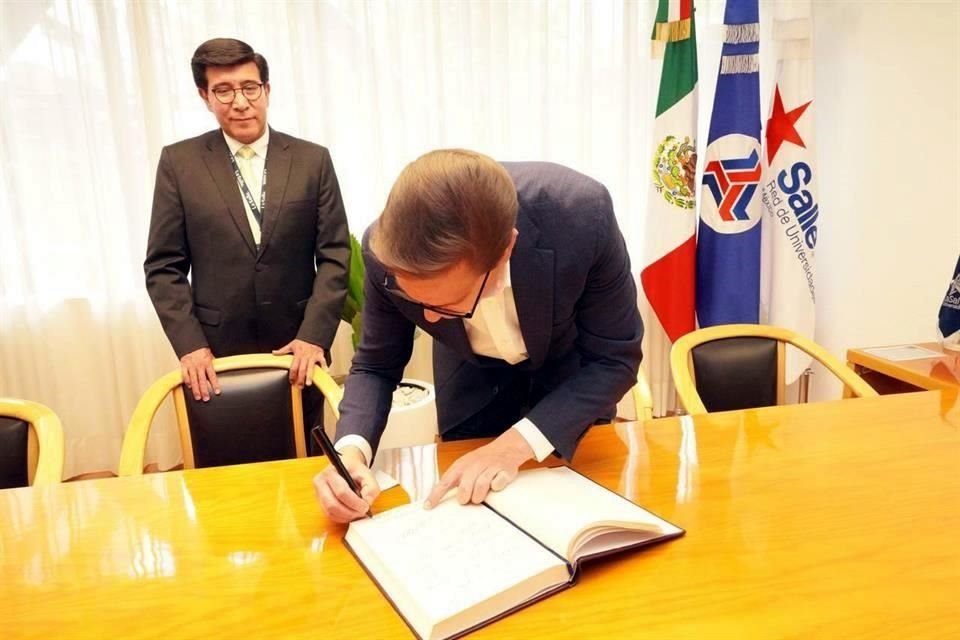 El aspirante Salomón Chertorivski acudió a la Universidad La Salle.