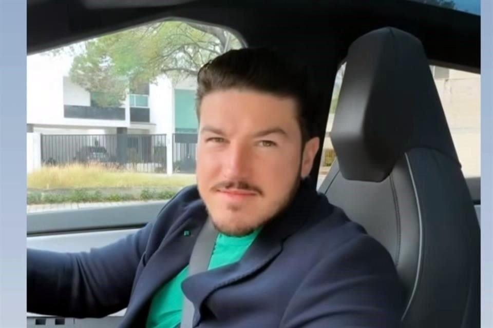 El Gobernador Samuel García publicó ayer más videos conduciendo la Cybertruck con placas texanas para dejar a su esposa, Mariana Rodríguez, a una cita personal en San Pedro.