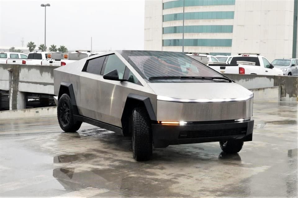 El Gobernador Samuel García publicó ayer más videos conduciendo la Cybertruck con placas texanas para dejar a su esposa, Mariana Rodríguez, a una cita personal en San Pedro.