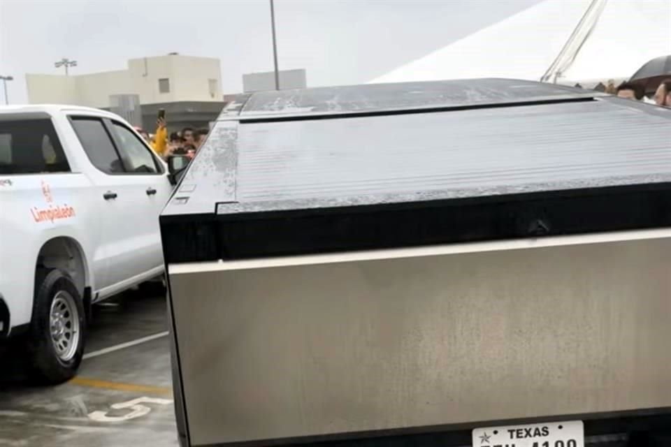 El Gobernador Samuel García publicó ayer más videos conduciendo la Cybertruck con placas texanas para dejar a su esposa, Mariana Rodríguez, a una cita personal en San Pedro.
