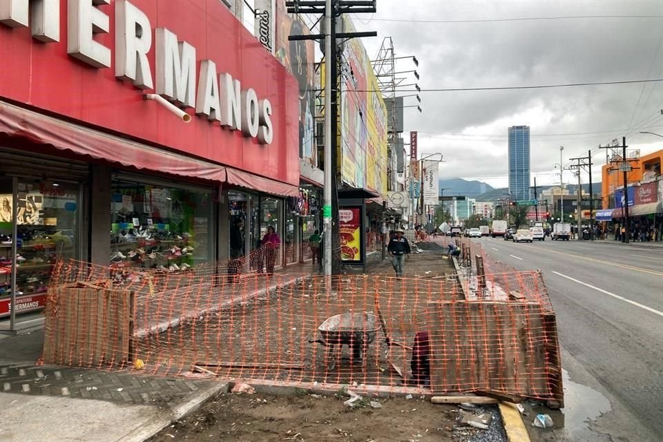 Con la obra en marcha en la Avenida Juárez, la ampliación de banquetas y reducción de dos carriles por sentido abarcará desde Constitución hasta Aramberri.