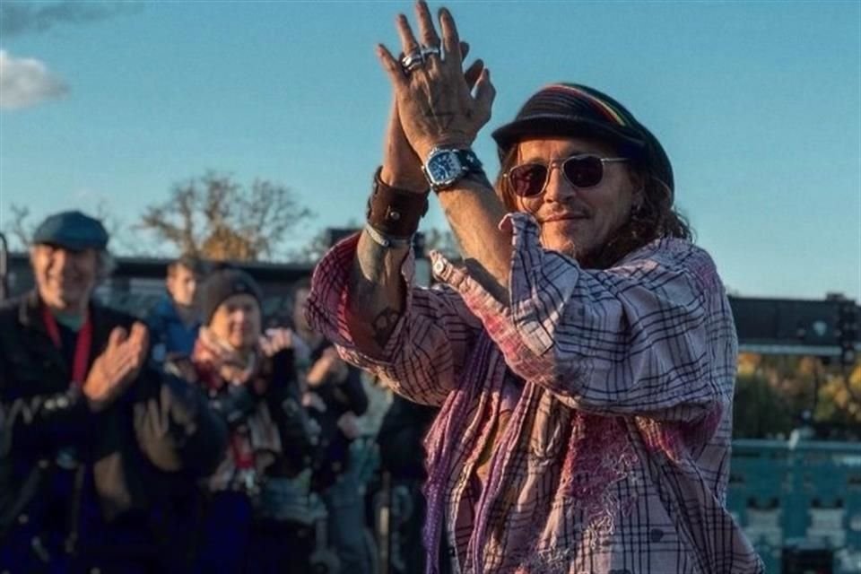 El representante y colegas de trabajo de Johnny Depp se pronunciaron en defensa del actor para negar las acusaciones de agresión verbal que surgieron en su contra.