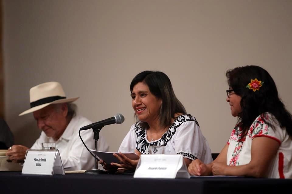 Los escritores en lenguas originarias Juan Hernández y Elvira de Imelda Gómez fueron homenajeados en la sala Ponce de Bellas Artes; la poeta ayuujk Rosario Patricio (der.) destacó sus aportes.