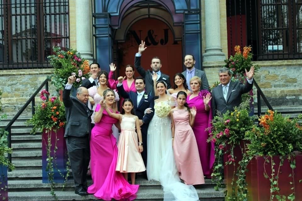 Los novios junto a sus familiares