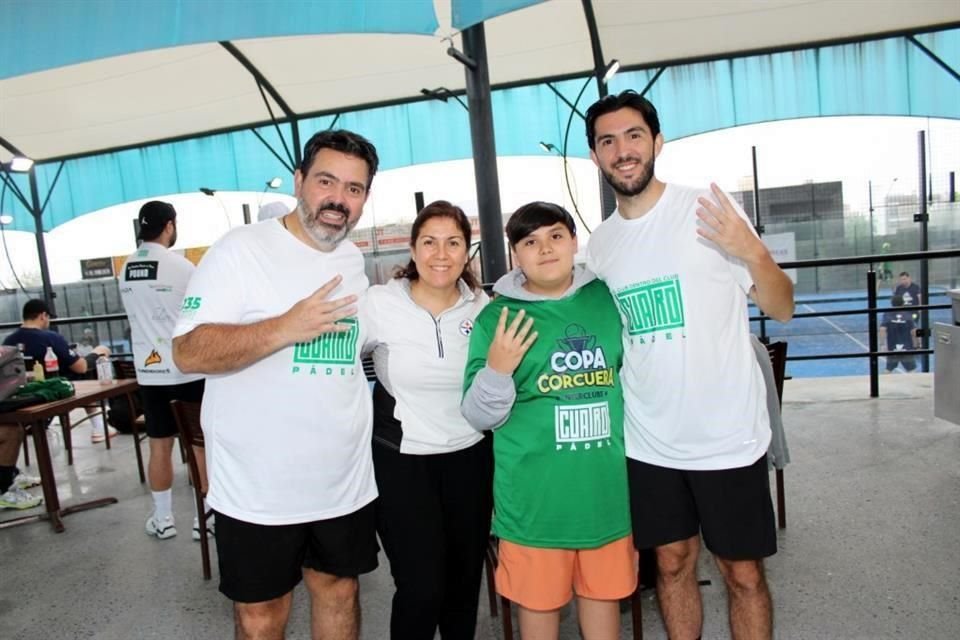 Alfredo Treviño, Claudia González, Santiago Treviño y Alfredo Treviño González