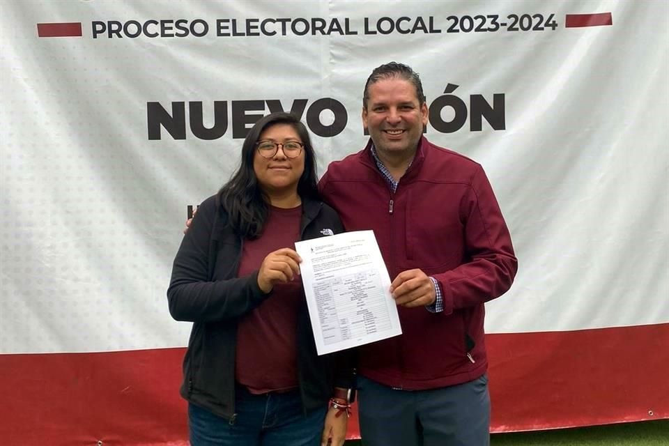 Viridiana Lorelei, representante de la 4T en Nuevo León, le entregó el documento que avala su nominación.