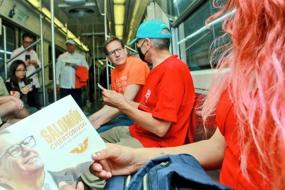 De acuerdo con el aspirante, hacer propaganda en el Metro es la mejor manera de acercarse a la ciudadanía.