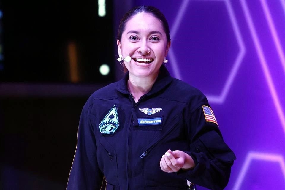Katya Echazarreta en conferencia.