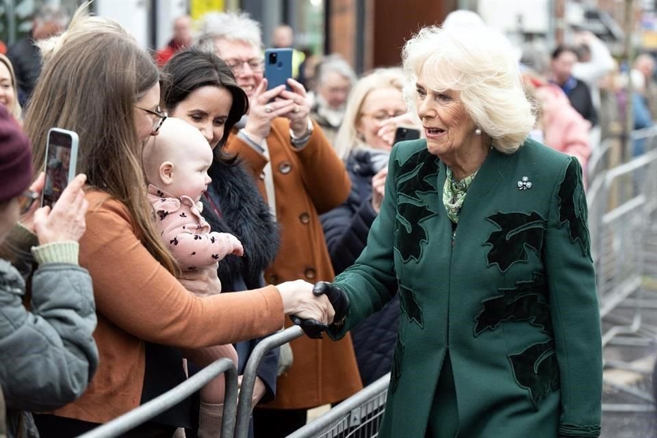 La Reina Camila aseguró que el Rey Carlos III se encuentra muy bien, frente a una multitud en Belfast.