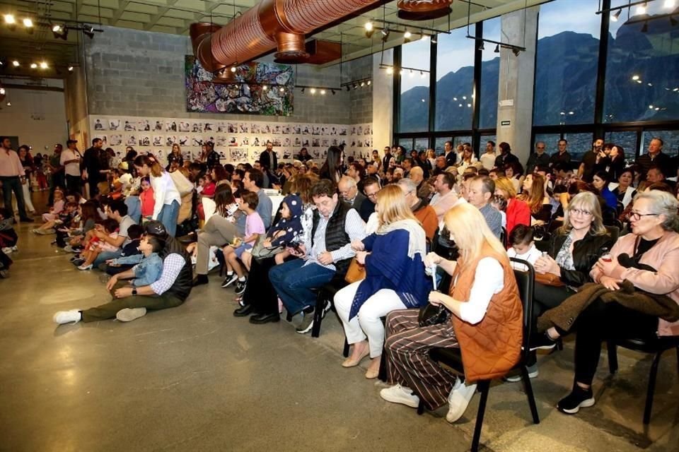 Papás, abueitos y demás familiares acompañaron a los niños durante la exposición.