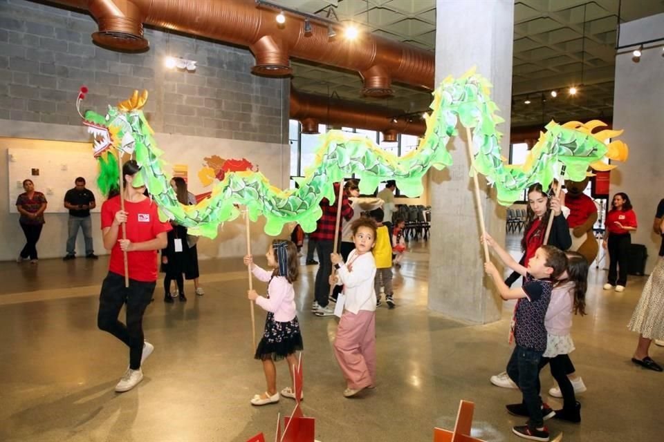 Un dragón chino recorrió las zonas guiado por los alumnos.