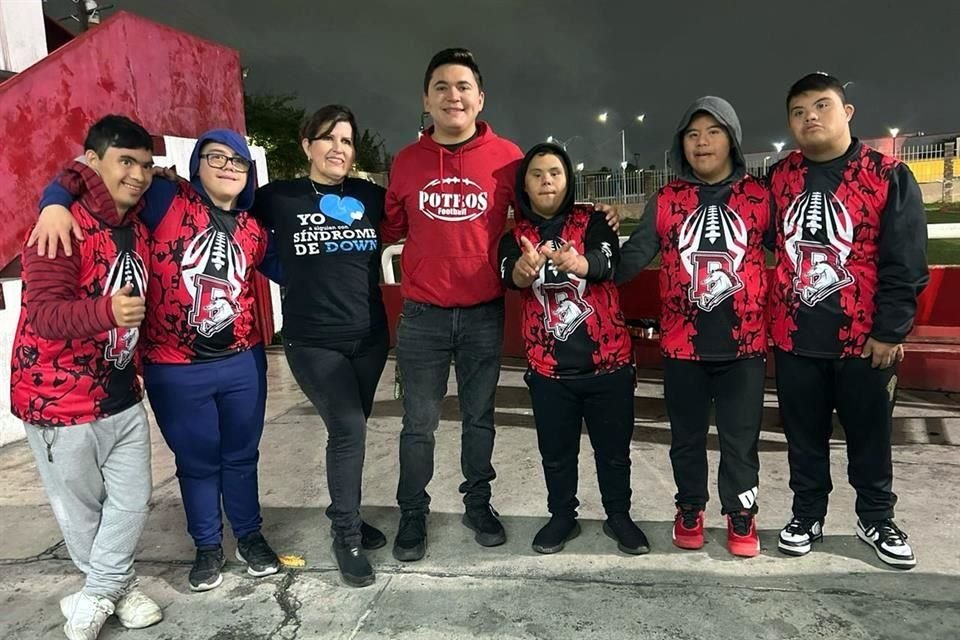 El Club Potros integró a cinco niños con Síndrome de Down, quienes entrenaron como jugadores de futbol americano.