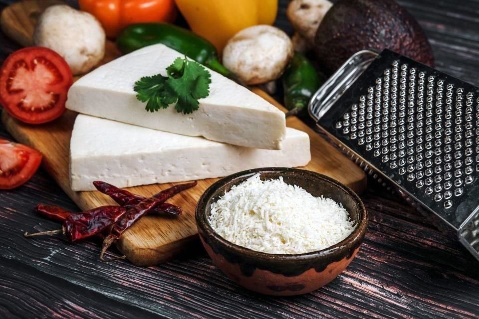 Queso Cotija. Las serranías de la región de Jalmich -territorio compartido por los estados de Jalisco y Michoacán-, trazaron la circunferencia de gran formato de este queso de lluvia y sal.