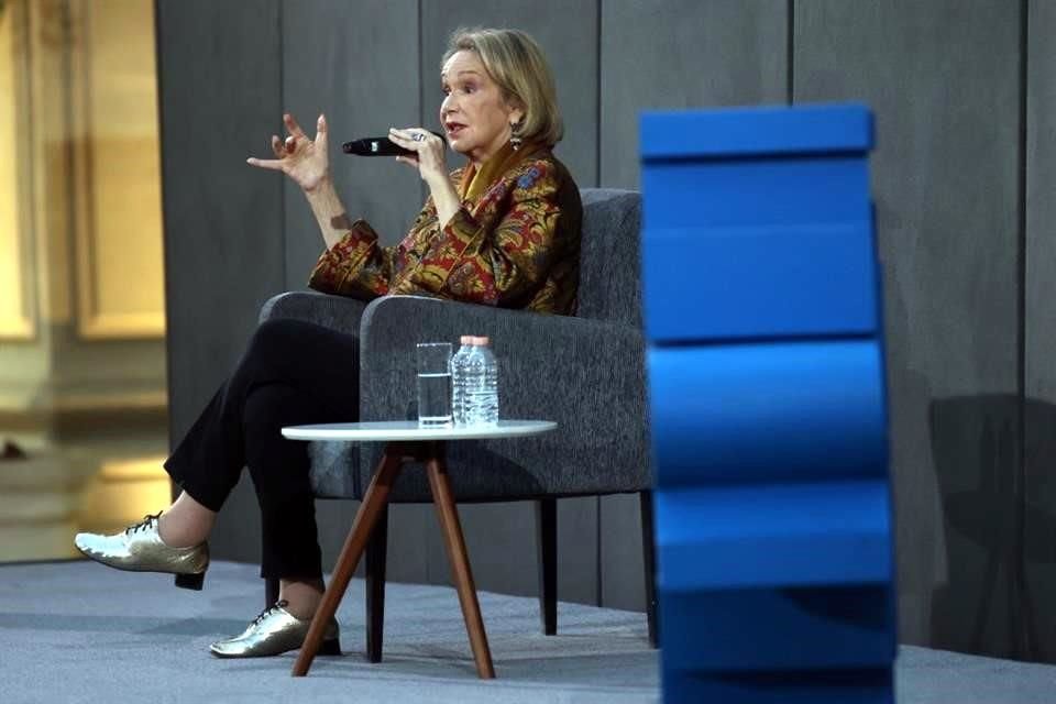 Loaeza respondió a los lectores y al final los atendió.