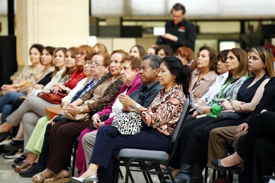 Los asistentes escucharon atentos las palabras de la escritora.