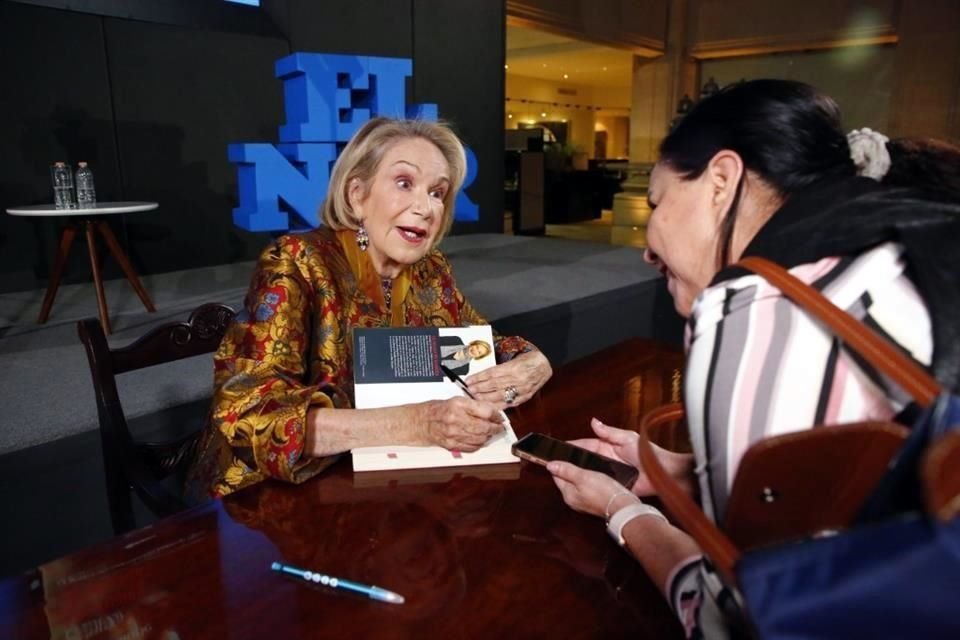 Laoeza firmó libros al final de la plática.