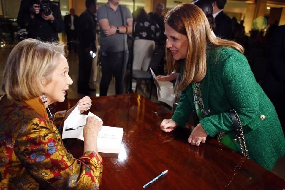 Los asistentes aprovecharon para intercambiar opiniones con la escritora.