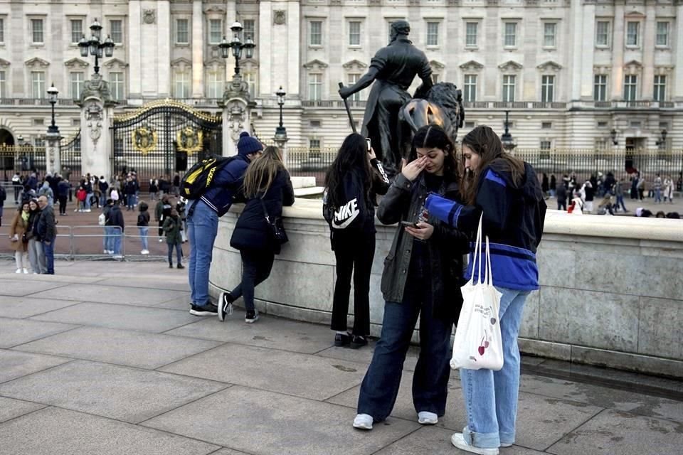 En el exterior del Palacio de Buckingham también se congregaron personas tras darse a conocer el estado de salud de Catalina.