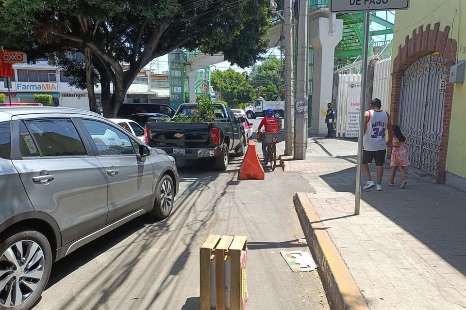 Cristopher, joven ciclista, consideró que la obstrucción de la ciclovía es un peligro por el riesgo de ser atropellado.