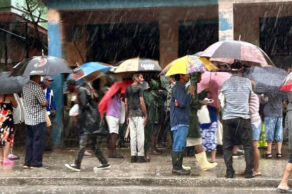 Al menos 26 edificaciones se derrumbaron totalmente y unas 120.000 personas quedaron sin electricidad.