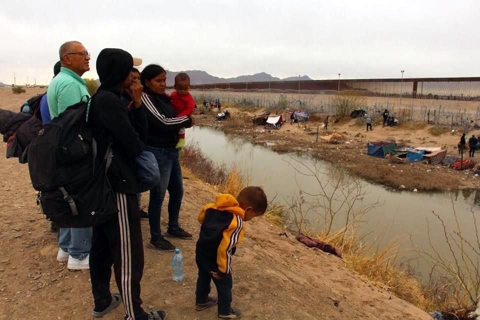 La familia Fuentes, originaria de Colombia, se unió a otros migrantes de Venezuela y de Centroamérica, con quienes formaron un grupo de apoyo y protección para llegar hasta la frontera con EU.