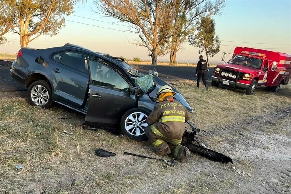 Dos mujeres perdieron la vida y otra resultó gravemente herida en un accidente registrado en la carretera de Jalostotitlán a Teocaltiche.