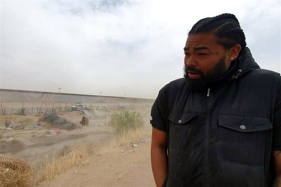 Juan José Guevara, migrante venezolano de 35 años de edad, narra su historia en medio del intenso viento que azotó este domingo 24 de marzo en la frontera entre Cd. Juárez y El Paso.